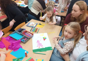 Antosia i Helenka z mamami wykonują powierzone zadania.