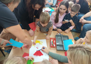 Jaś domalowuje włosy dziewczynce.