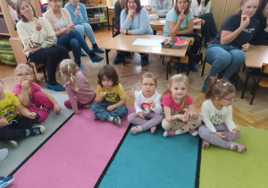 Rodzice i dzieci zastanawiają się, jak wykonać pracę.