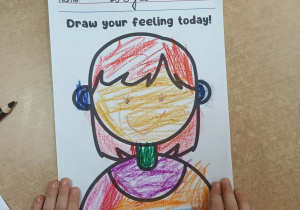 Zoja pokolorowała dziewczynkę.