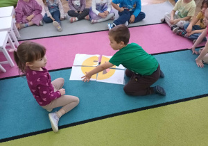 Krzysiu złożył obrazek z części.