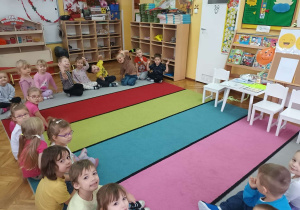 ,,Słoneczka " w zabawie ruchowej.