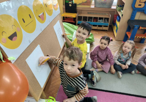 Jasiu i Szymon wykonują przy tablicy zadanie.