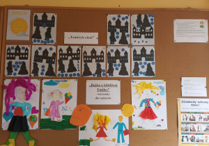 Prace rodziców wystawione w holu przedszkola.