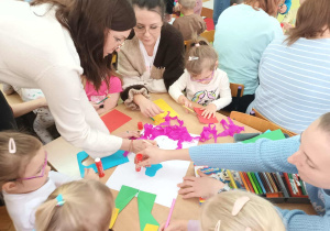 Wspólne wykonywanie prac do opowiadania o Emilce.