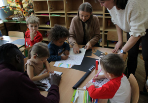 Dzieci malują obrazki do książeczki.