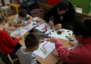 Wspólna praca rodziców i dzieci.