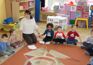 Pani Ewelina wita się z dziećmi zabawa „Iskierka przyjaźni”.