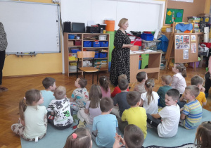 Pani Beata wita rodziców i dzieci na zajęciach otwartych oraz przedstawia tematykę zajęć.