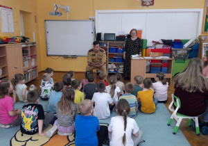 Tata Oliwki czyta książkę „Dokuczalska”.