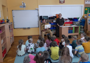 Dzieci oglądają obrazek z czytanej książeczki.