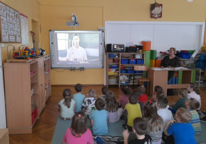 Przedszkolaki oglądają filmik kampanii Cartoon Network z Robertem Lewandowskim: „Bądź kumplem, nie dokuczaj”.