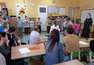 Dzieci z grupy „Misiaczków” śpiewają piosenkę: „Świat emocji”.