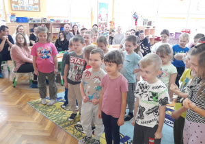 Przedszkolaki pokazują mimiką twarzy i postawą ciała emocję złości.