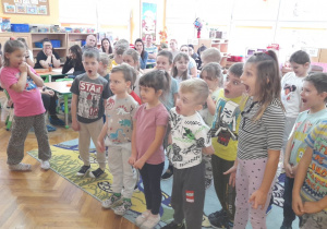 Dzieci ilustrują swoją mimiką uczucie strachu.