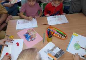 Dzieci chętnie ilustrują treść opowiadania.