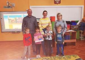 Dzieci i rodzice prezentują pierwszą książeczkę.