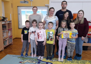 Julia i Antoś demonstrują wspólnie z dziećmi wykonaną książeczkę.