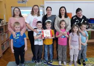 Klemens i Kasjan pokazują wykonaną przez ich zespół książeczkę.