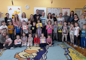 Wspólne zdjęcie wszystkich dzieci z rodzicami i paniami.