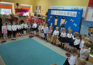 Dzieci z grupy "Biedronek" i "Żabek" recytują wierszyk na powitanie