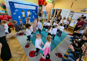 Dzieci z grupy "Biedronek" i "Żabek" tańczą w parach "Grozika"