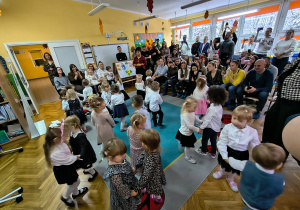 Dzieci z grupy "Biedronek" i "Żabek" prezentują taniec "Grozik"k"