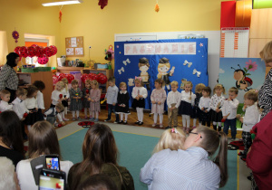 Dzieci z grupy "Biedronek" i "Żabek" wykonują piosenkę "Rumiane jabłuszko"