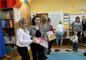 Pani dyrektor wraz z wychowawcami z grupy "Biedronek" i "Żabek" prezentują otrzymane gry do sal