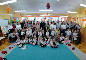 Zdjęcie grupowe rodziców wraz z dziećmi oraz wychowawcami z grupy "Biedronek" i "Żabek" oraz panią dyrektor