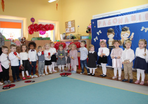 Dzieci z grupy "Biedronek" i "Żabek" grają na instrumentach muzycznych podczas śpiewania piosenki "Rumiane jabłuszko"