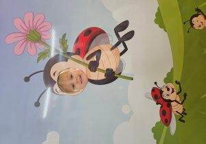 Wiktoria prezentuje się jako śliczna biedronka