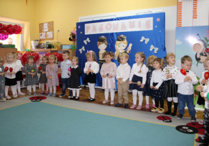 Dzieci z grupy "Biedronek" i "Żabek" wygrywają na intrumentach podczas śpiewania piosenki "Rumiane jabłuszko"