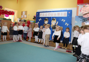 Dzieci z grupy "Biedronek" i "Żabek" prezentują piosenkę "Koraliki"