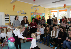 Pani Dyrektor dokonuje pasowania na przedszkolaka Blankę