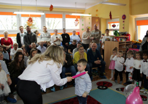 Pani Dyrektor dokonuje pasowania na przedszkolaka Jasia