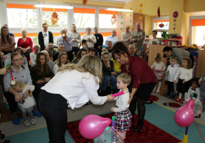 Pani Dyrektor dokonuje pasowania na przedszkolaka Łucję