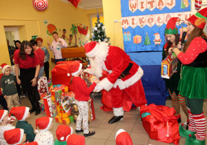 Emma z grupy "Żabek" odbiera prezent od Mikołaja