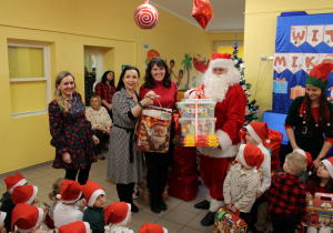 Mikołaj wręcza paczki wychowawczyniom do grupy "Żabek"