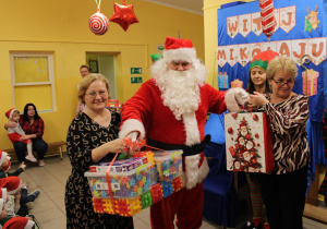 Mikołaj wręcza paczki wychowawczyniom do grupy "Misiaczki"