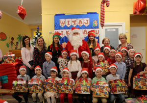 Dzieci z grupy "Misiaczki" wraz z Mikołajem, elfami, panią Renią, panią Beatką, panią Kamilką i panią Dyrektor