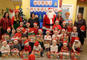 Dzieci z grupy "Krasnoludki" wraz z Mikołajem, elfami, panią Halinką, panią Agnieszką, panią Anią i panią Dyrektor