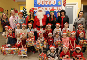 Dzieci z grupy "Krasnoludki" wraz z Mikołajem, elfami, panią Renią, panią Ewą, panią Agnieszką, panią Natalią i panią Dyrektor