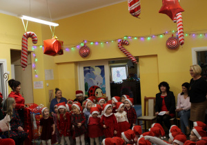 Dzieci z grupy "Biedronkek" wraz z wychowawczyniami śpiewają piosenkę o Mikołaju