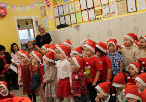 Dzieci z grupy "Słoneczek" recytują wierszyk o Mikołaju