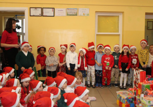 Dzieci z grupy "Żabek" wraz z panią Ewelinką recytują wierszyk o Mikołaju