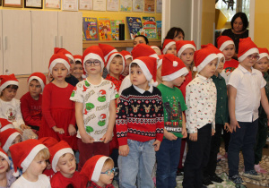 Dzieci z grupy "Krasnoludki" wraz z panią Halinką śpiewają piosenkę o Mikołaju