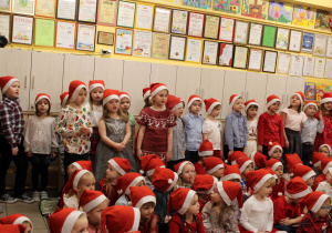 Dzieci z grupy "Misiaczki" śpiewają piosenkę o Mikołaju