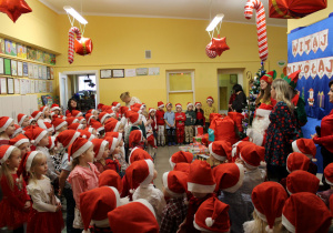 Przedszkolaki śpiewają piosenkę świąteczną w języku angielskim