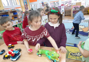 Dzieci z grupy "Misiaczki" bawią się nowym krokodylem